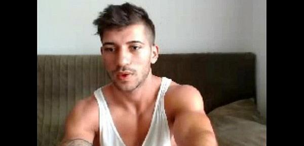  Cute 21yo muscle boy flexes his big muscles on cam for you